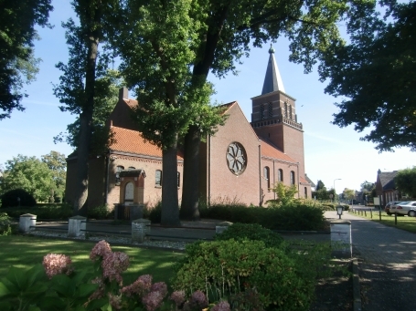 Tienray NL : Kloosterstraat, die Kirche von Onze Lieve Vrouw Troosteres der Bedrukten ( Unsere Lieben Frau Trösterin der Betrübten ) ist ein Wallfahrtsort, auch Klein-Lourdes genannt. 30.000 Gläubige besuchen jährlich die Kirche.